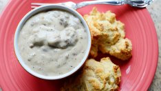 Маслени бисквити със сос от кайма