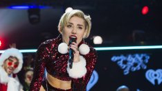 Майли Сайръс призна, че играе роля в публичното пространство