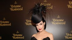 Дита фон Тийз съблазнява себе си със своя марка бельо