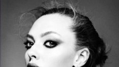 Аманда Сейфрид като коледен подарък