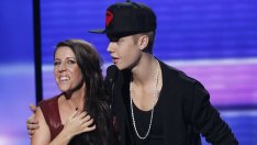 Майката на Бийбър го натиска да се събере със Селена