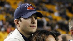 Аштън вкара и годеницата си Мила в „Двама мъже и половина“