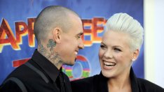 Пинк оплю пеенето на  Крис Браун