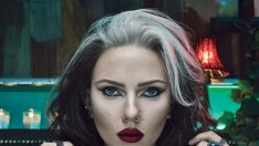 Скарлет стана брюнетка, а Кийра блондинка за юбилея на сп. W