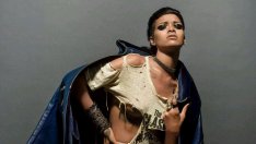 Риана – с единия крак в гетото, а с другия в готиката