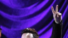 Боно научил колежка да ходи на токчета