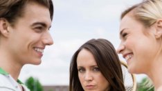 Знаците, че гаджето ви си пада по своята „приятелка“