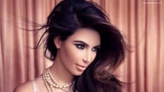 Ким  скърби за котката си  по перли и жартиери