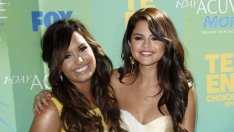 Деми Ловато споделя подкрепата си за Селена