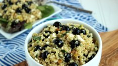 Салата от боровинки, фета и киноа