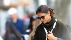 Кейти обгрижва Сури докато Том доказва, че не я е изоставил