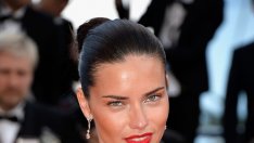 Червени устни и бяла рокля