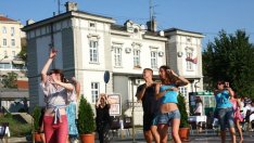 Отслабвай под латино звуци със зумба