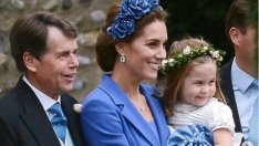 В синьо: Кейт Мидълтън на сватба на приятелка