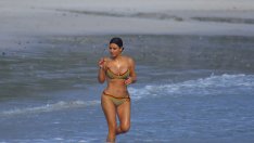 Ким Кардашян – по бански, ама с целулит. Освежаващо ли е?