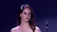 Лана Дел Рей заби италиански фотограф