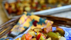 Червени картофи с чушки и подправки