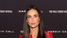 Деми бави развода, за да накаже Аштън и Мила