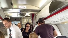 Анджелина и Брад зарязаха първа класа – летят в икономична