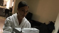 Вики го закъса, Дейвид налива в бизнеса ѝ милиони