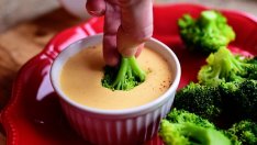 Броколи с кашкавален сос