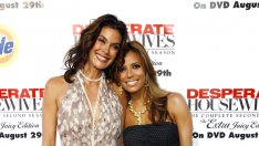 Тери Хачър с етикет „самотница“, лепнат от Ева Лонгория