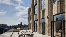 На гости в новия апартамент на Камерън Диас