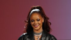 Риана съди баща си