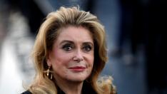 Катрин Деньов дава тоалети на търг, шити за нея от Ив Сен Лоран