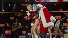 Майли разголи бюст и заприлича на Бийбър