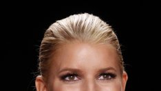 Джесика Симпсън се мотивира да гладува от голото си отражение