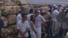 Аштън Къчър утешава разстроената Мила Кунис