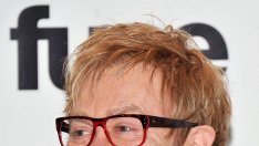 Бебето на Елтън пие майчино мляко и ще става музикален фактор