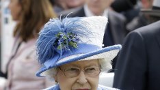 След катастрофата на мъжа й: Елизабет Втора кара без колан