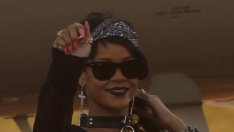 Риана сложи кучешка каишка, а Рита Ора си разхожда кучето по бански