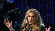 Адел чупи рекорди и на Острова, тръгва на турне