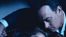 Том Ханкс в краката на Джулия за W Magazine