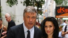 Жената на Алек Болдуин пише в Twitter на погребение