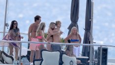 Кейт Мос се натиска с богат младок