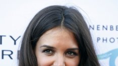 Кейти Холмс получава Сури след споразумение с Том Круз