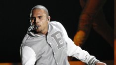 Крис Браун честити на Риана официално