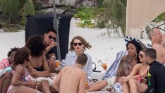 Тейлър Суифт глези 125 души екип с почивка в Австралия