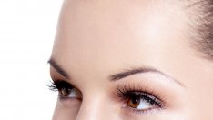 Цвят на веждите според косата