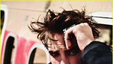 Робърт Патинсън влиза в образа на изтерзан вампир