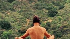 Джош Дюамел практикува гола медитация