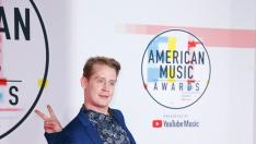 Маколи Кълкин играе „Сам вкъщи“, когато сваля момичета