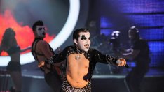 Рафи покори публиката и журито в образа на Роби Уилямс