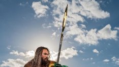 Аквамен влиза в музей преди големия екран