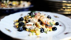 Пилешка салата с фета, царевица и боровинки