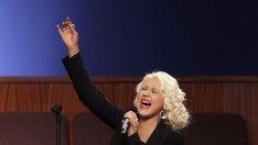 Кристина Агилера отново даде повод за приказки (видео)